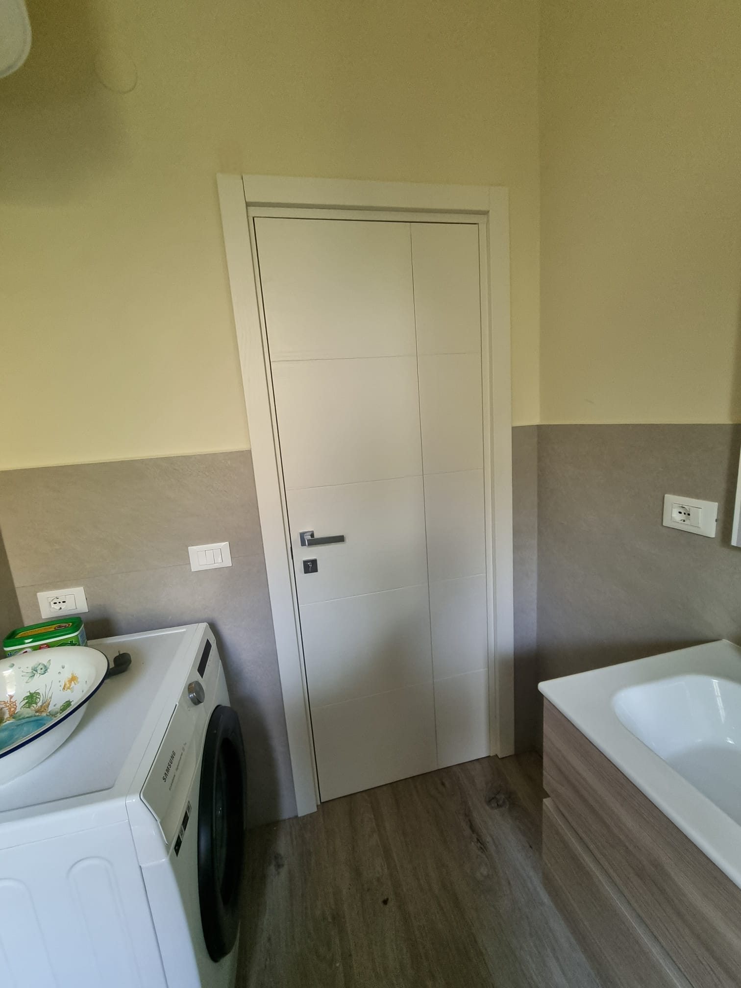 Porta bianca in un ambiente domestico con lavanderia